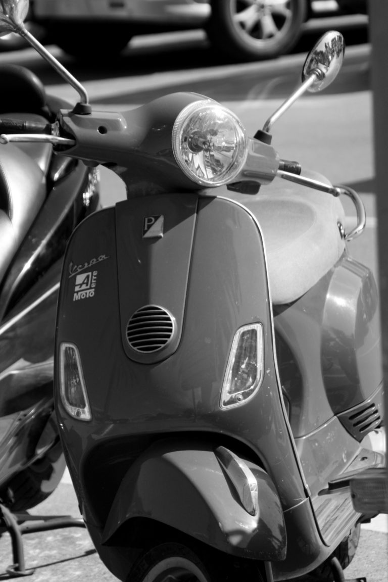 vespa Gabrielle Malmberg fastighetsmäklare hyr ut hus i Ligurien